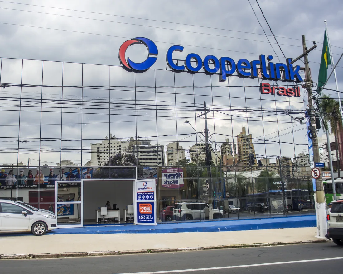 Fachada da sede da Cooperlink Brasil com letreiro em letra caixa