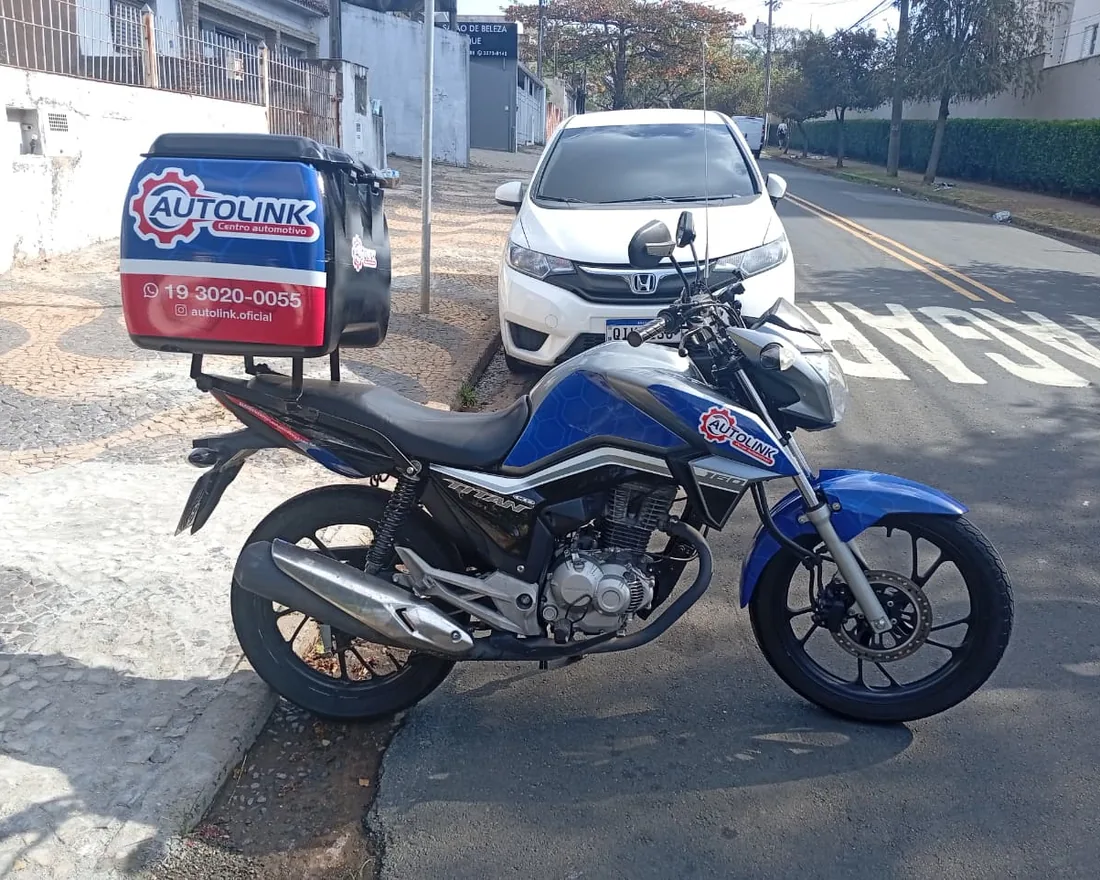 Moto e baú adesivados com a marca Autolink