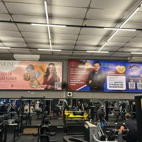 Painel colorido em lona com moldura na parede