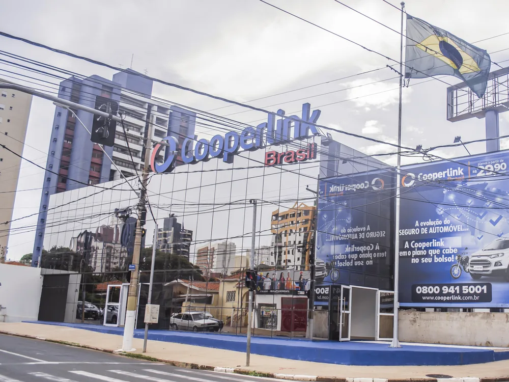 Esquina da sede Cooperlink com letreiro e painel em lona