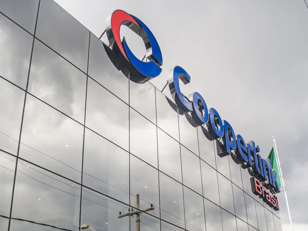 Letras caixa da Cooperlink Brasil com laterais em aço espelhado