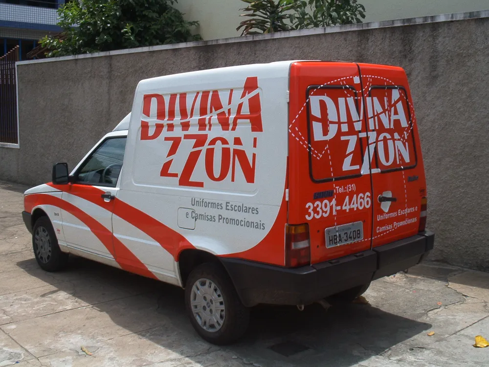 Furgão adesivado em vermelho e branco com a marca Divina Zzon