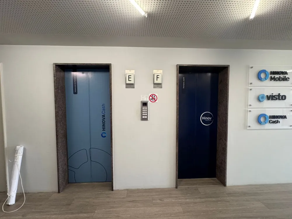 Portas de elevador envelopadas com a marca Hinova