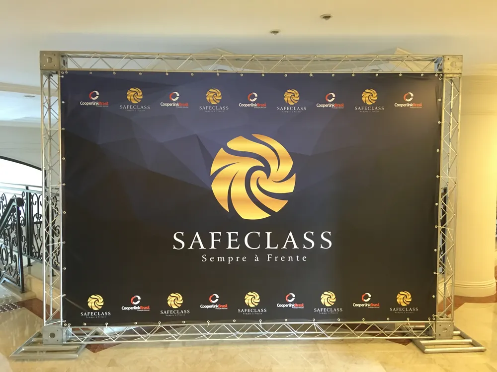 Backdrop em lona com estrutura de treliça e a marca Safeclass